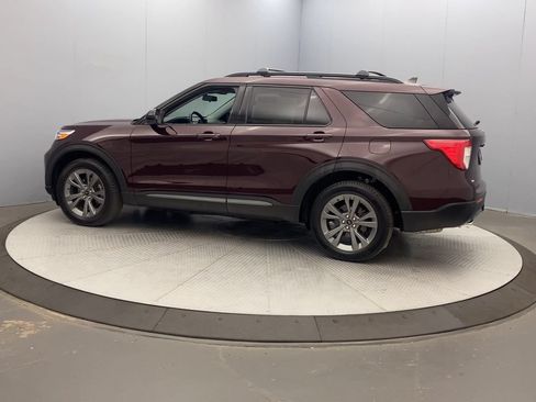 Used 2022 Ford Explorer XLT w/ Equipment Group 202A AWD/4WD image 2