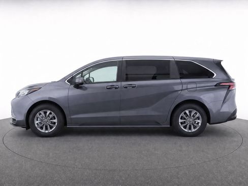 Used 2025 Toyota Sienna LE AWD/4WD image 2