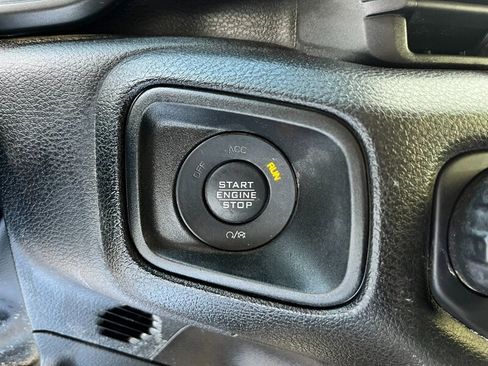 Used 2024 Jeep Wrangler Unlimited image 30