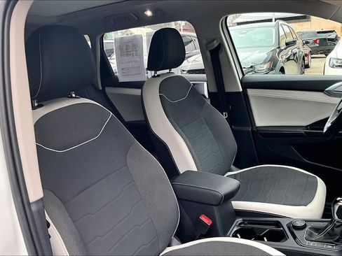 Certified 2025 Volkswagen Taos SE w/ Panoramic Sunroof Package image 6