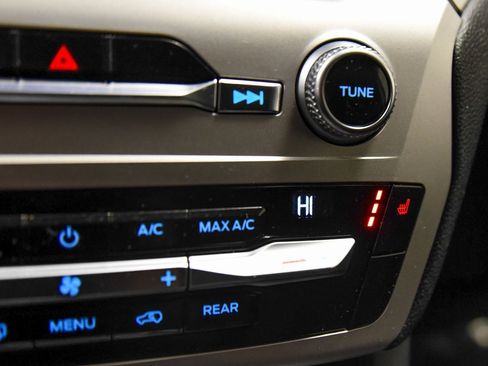 Used 2020 Ford Explorer XLT w/ Equipment Group 202A image 21