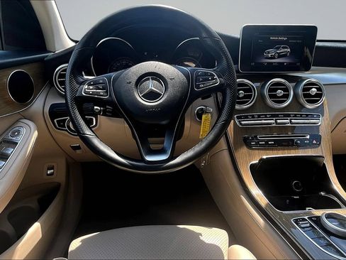 Used 2019 Mercedes-Benz GLC 300 4MATIC w/ Premium Package image 9