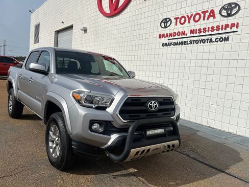 Used 2017 Toyota Tacoma SR5 image 3