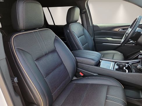 Used 2025 Chevrolet Traverse High Country FWD image 8