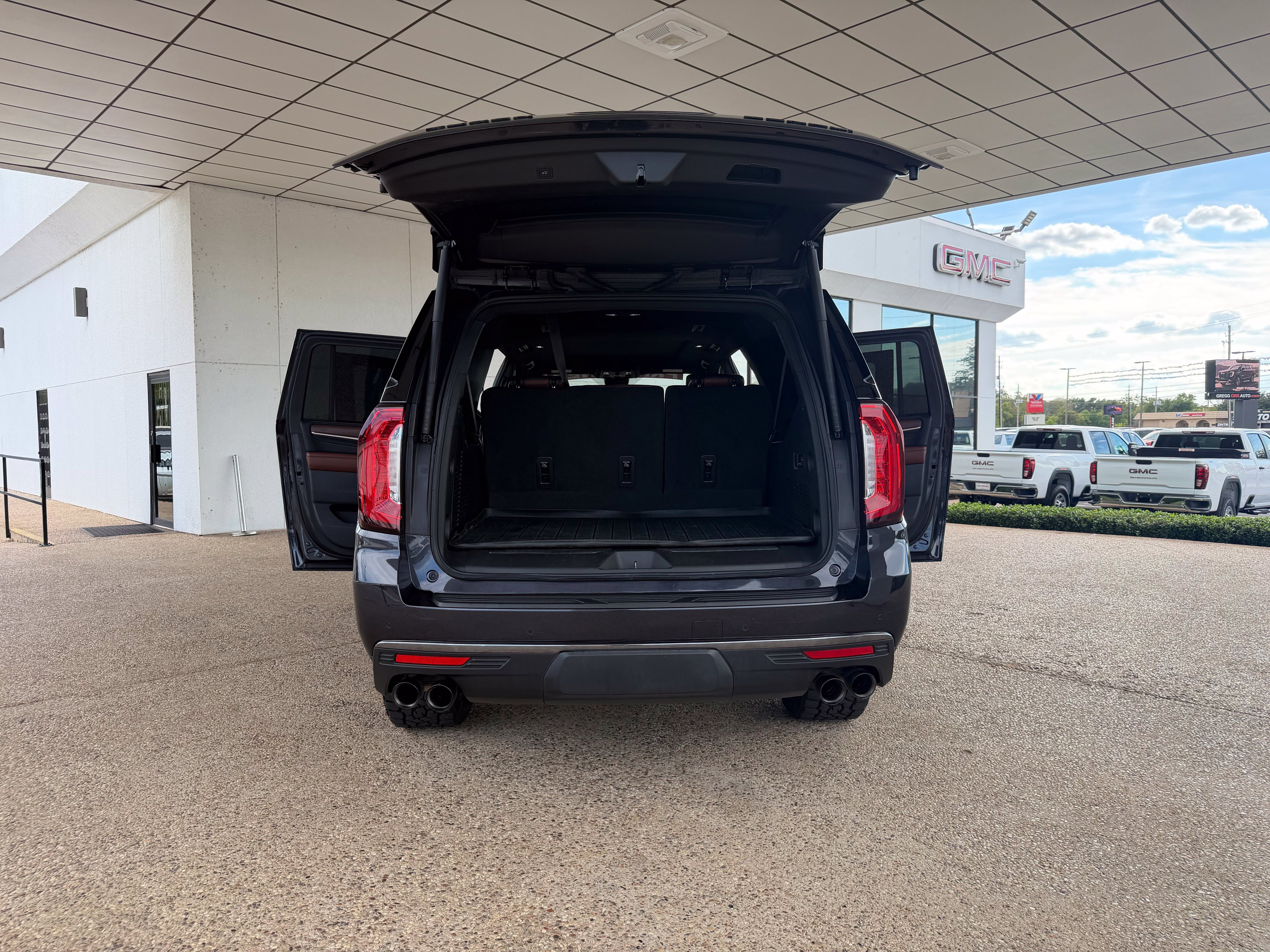 Used 2023 GMC Yukon XL Denali Ultimate AWD/4WD image 13