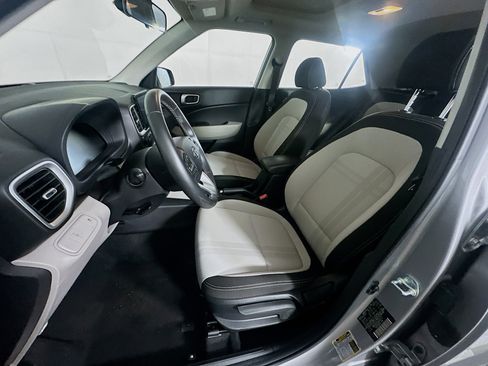 Used 2025 Hyundai Venue SEL image 13