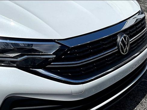 Used 2023 Volkswagen Jetta SE w/ Panoramic Sunroof Package FWD image 30