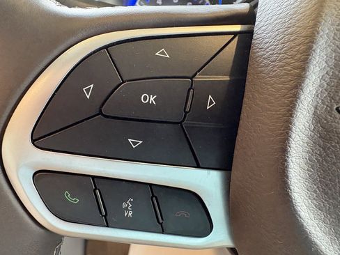 Used 2017 Chrysler Pacifica Touring-L w/ Tire & Wheel Group image 13