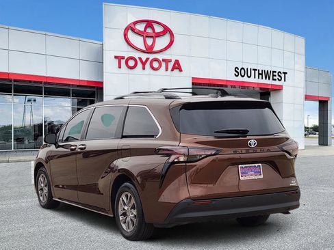 Used 2023 Toyota Sienna XLE FWD image 4
