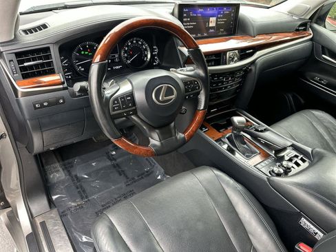 Used 2019 Lexus LX 570 4WD image 2