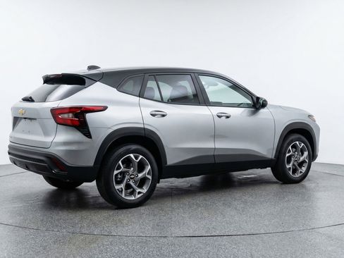 Used 2025 Chevrolet Trax LT w/ LT Convenience Package image 9