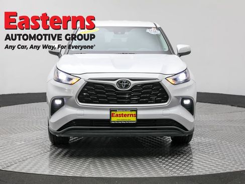 Used 2023 Toyota Highlander LE image 2