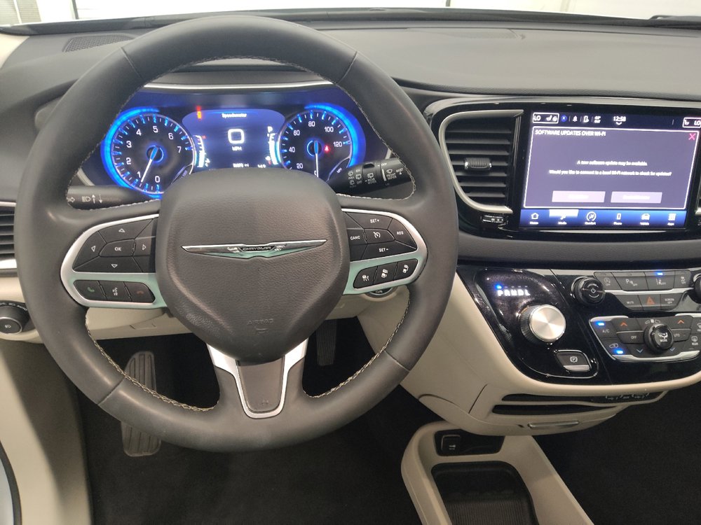 Used 2024 Chrysler Pacifica Touring-L FWD image 22
