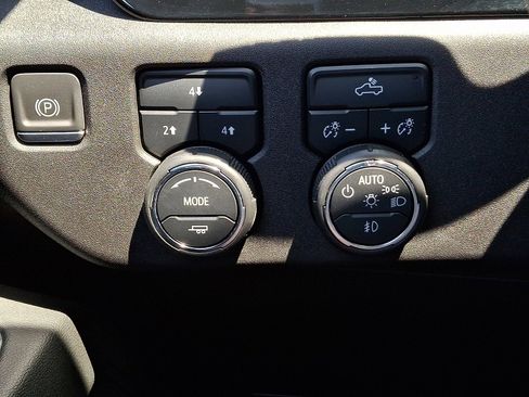 Used 2024 Chevrolet Silverado 2500 LT w/ Convenience Package AWD/4WD image 23