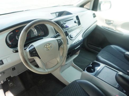 Used 2012 Toyota Sienna SE FWD image 11