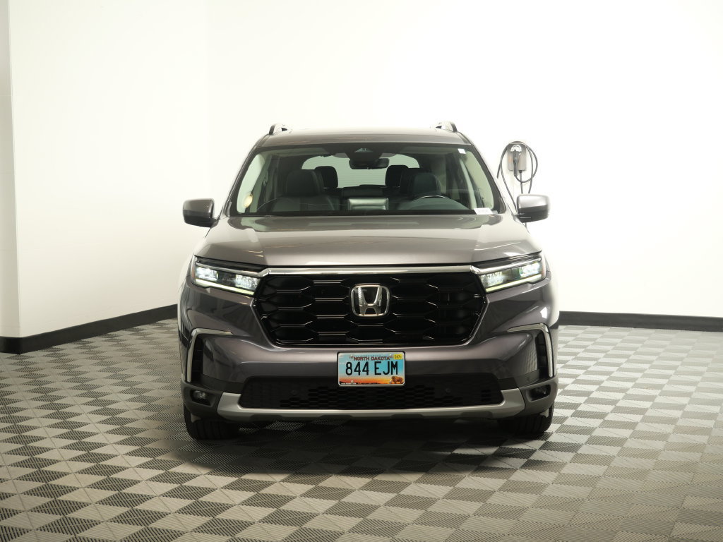 Used 2025 Honda Pilot Touring image 2