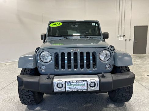 Used 2014 Jeep Wrangler Unlimited Sahara w/ Connectivity Group AWD/4WD image 3