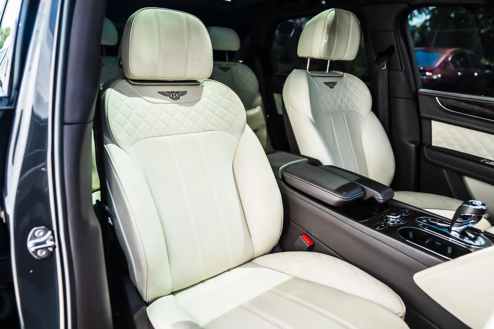Used 2018 Bentley Bentayga AWD/4WD image 33