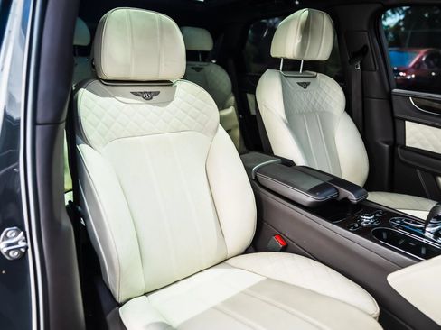 Used 2018 Bentley Bentayga AWD/4WD image 33