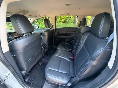Used 2020 Mitsubishi Outlander AWD image 17
