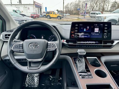 Used 2022 Toyota Sienna XLE image 23
