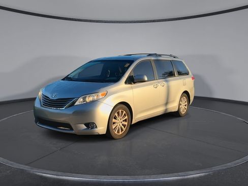 Used 2012 Toyota Sienna XLE AWD/4WD image 4