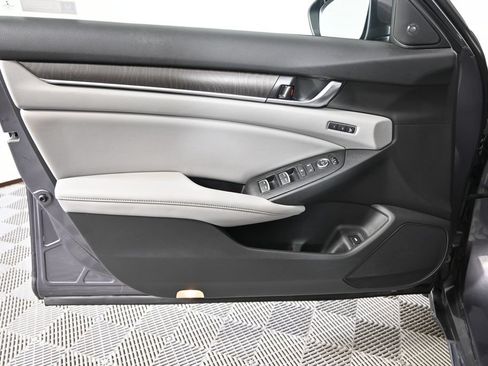 Used 2018 Honda Accord Touring image 18