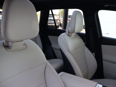 Used 2025 Mercedes-Benz GLC 350e 4MATIC image 29