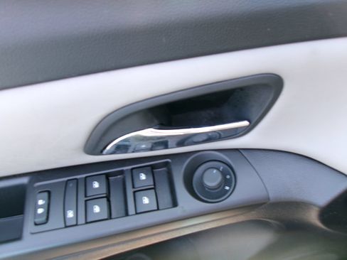 Used 2016 Chevrolet Cruze LS FWD image 16