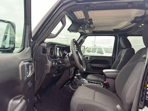 Used 2025 Jeep Gladiator Mojave w/ Convenience Group AWD/4WD image 11
