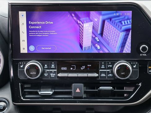 Used 2023 Toyota Highlander XLE FWD image 4