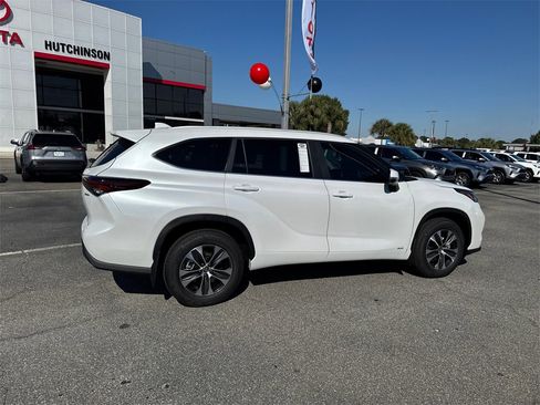 New 2025 Toyota Highlander XLE image 3
