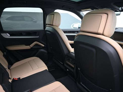 Certified 2026 Porsche Cayenne AWD/4WD image 7