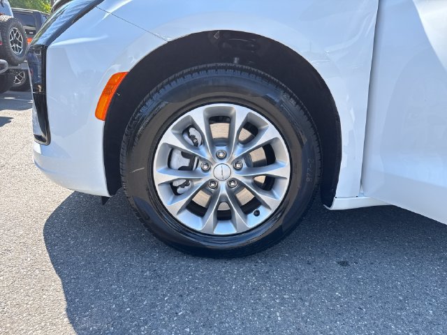 New 2027 Chrysler Pacifica Select AWD/4WD image 27