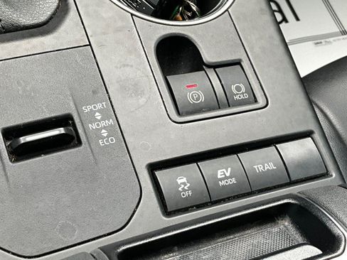 Used 2021 Toyota Highlander XLE AWD/4WD image 27
