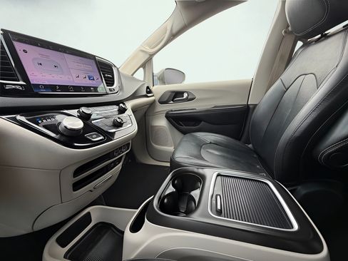 Used 2022 Chrysler Pacifica Touring-L FWD image 47