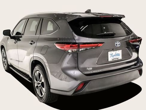 Used 2021 Toyota Highlander XLE image 8