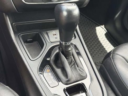 Used 2019 Jeep Cherokee Limited w/ Luxury Group FWD image 29