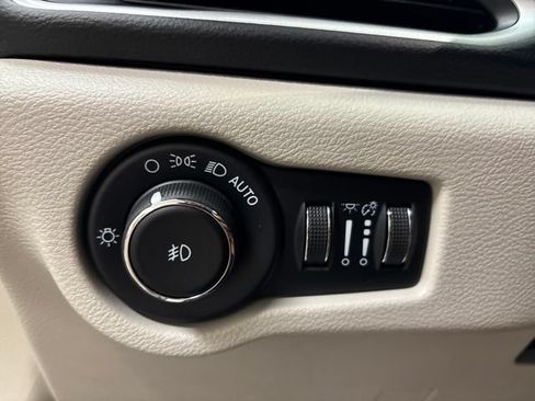Used 2022 Chrysler Pacifica Touring-L FWD image 28