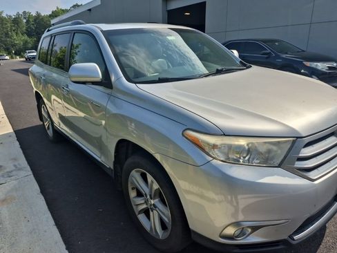 Used 2012 Toyota Highlander Limited w/ Tow Pkg AWD/4WD image 3