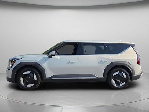 Used 2024 Kia EV9 Light Long Range RWD image 3