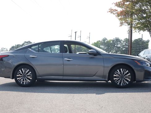 Used 2023 Nissan Altima 2.5 SV FWD image 6