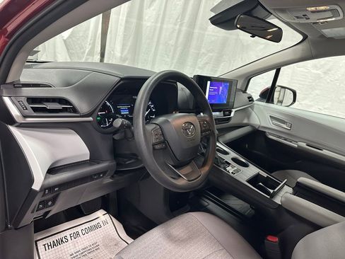 Used 2025 Toyota Sienna LE image 14