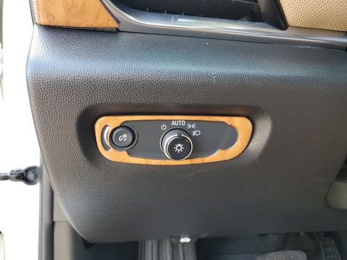 Used 2022 Chevrolet Traverse Premier FWD image 29