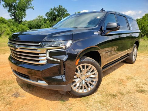 Used 2023 Chevrolet Suburban High Country AWD/4WD image 2