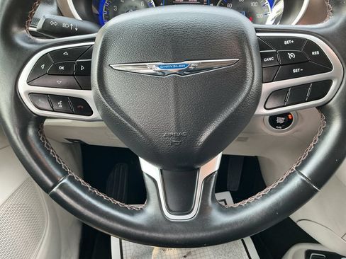 Used 2017 Chrysler Pacifica Touring-L FWD image 18