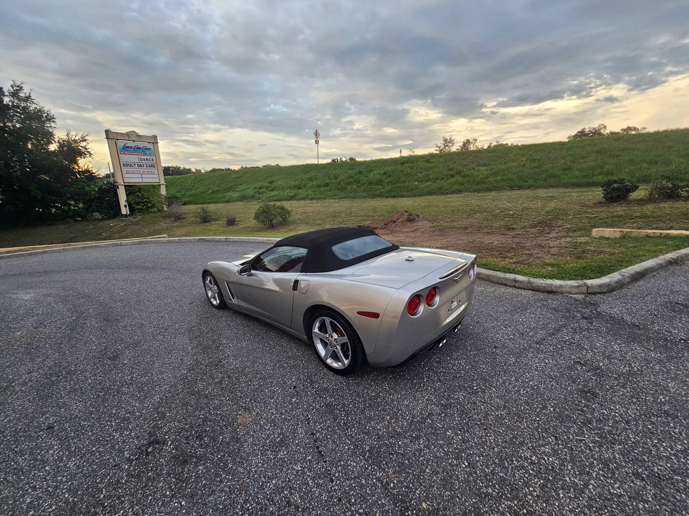 Used 2005 Chevrolet Corvette Convertible w/ Preferred Equipment Group RWD image 9