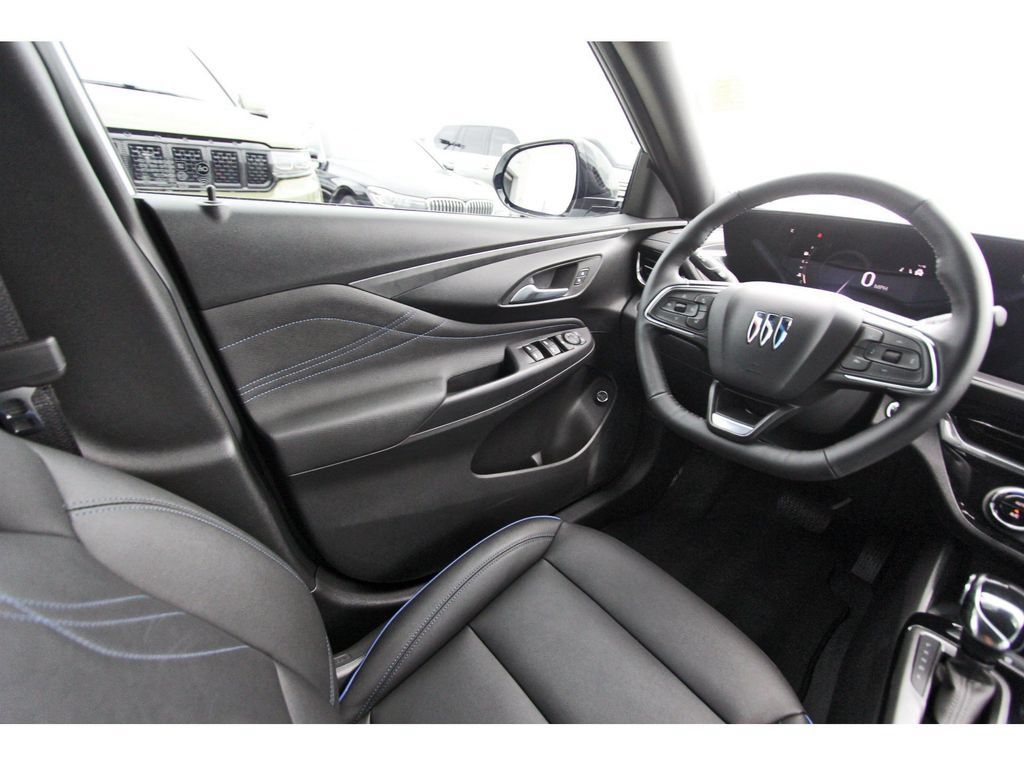 Used 2025 Buick Envista Sport Touring w/ Convenience I Package FWD image 8