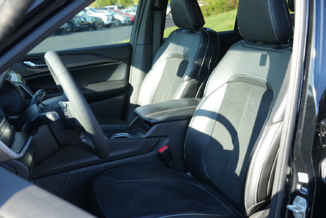 Used 2024 Jeep Grand Cherokee Altitude AWD/4WD image 24