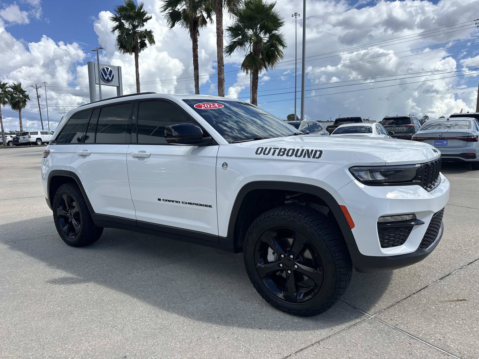 Used 2024 Jeep Grand Cherokee Limited w/ Black Appearance Package AWD/4WD image 3
